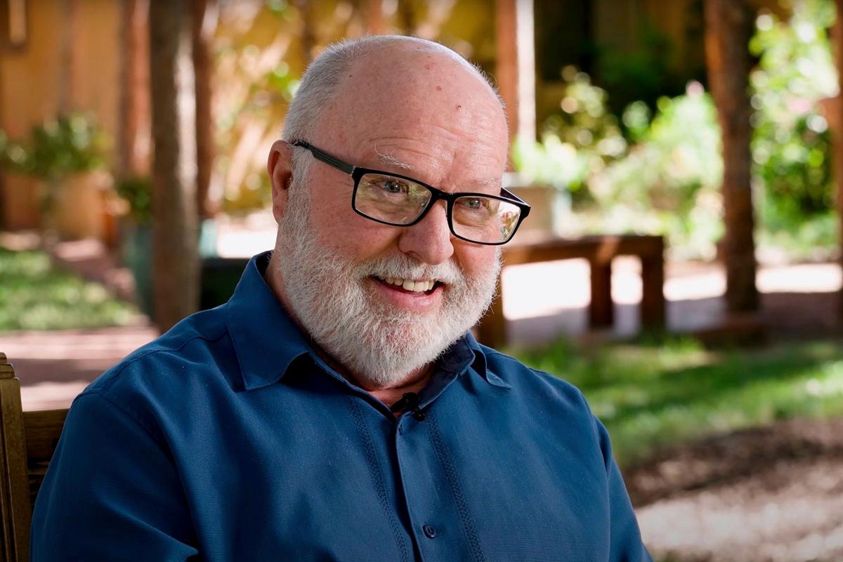 Richard Rohr puhuttelee ja tavoittaa kirkosta etääntyneitä, jotka kokevat konservatiiviset uskontulkinnat mahdottomiksi, ja myös hengellisiä etsijöitä, joille hän on onnistunut tekemään kristinuskosta kiinnostavan vaihtoehdon. (Kuvakaappaus Richard Rohrin The One and the Many -haastatteluvideosta Youtubesta)