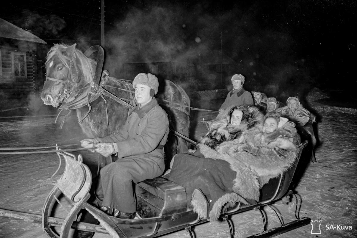 Jouluaatto ja -päivä pyhitettiin hiljentymiselle. Tapaninpäivänä saattoi jo ilotella. Kuvassa lottia Tapani-ajelulla joulukuussa 1941. Kuva: Esko Manninen / Puolustusvoimat.