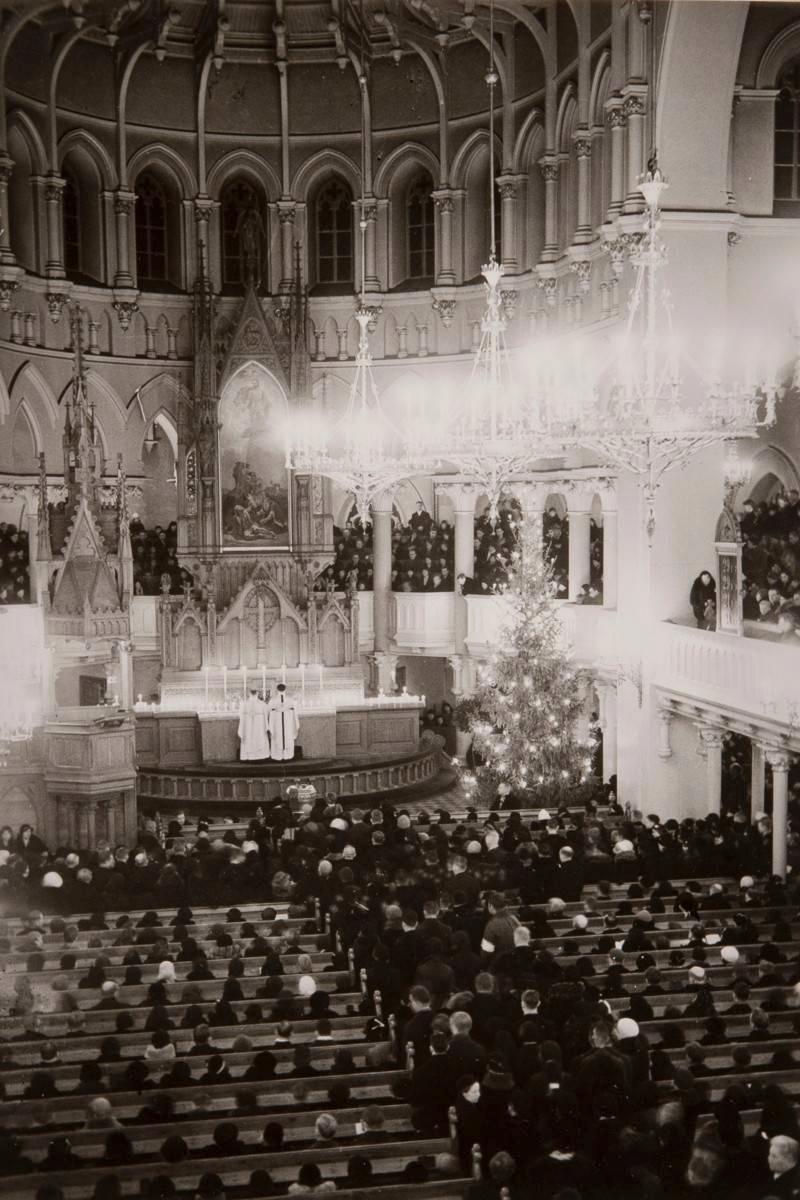 Jumalanpalvelus jouluisesti koristellussa Johanneksenkirkossa vuonna 1934.