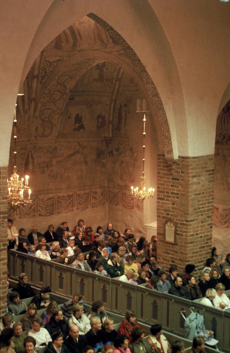 Seurakunnat ovat järjestäneet suosittuja Kauneimmat joululaulut -tilaisuuksia vuodesta 1973 lähtien. Kuva Espoon vanhasta kirkosta eli nykyisestä Espoon tuomiokirkosta vuodelta 1990. Lehtikuva / Markku Ulander.
