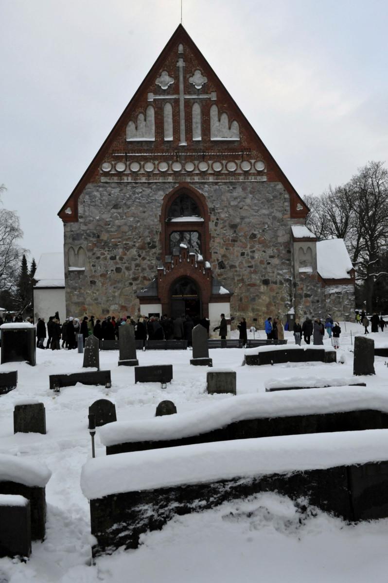Jouluaattona vieraillaan perinteisesti hautausmailla ja kirkossa. Vantaan Pyhän Laurin kirkko vuonna 2009. Kuva: Lehtikuva / Timo Jaakonaho.