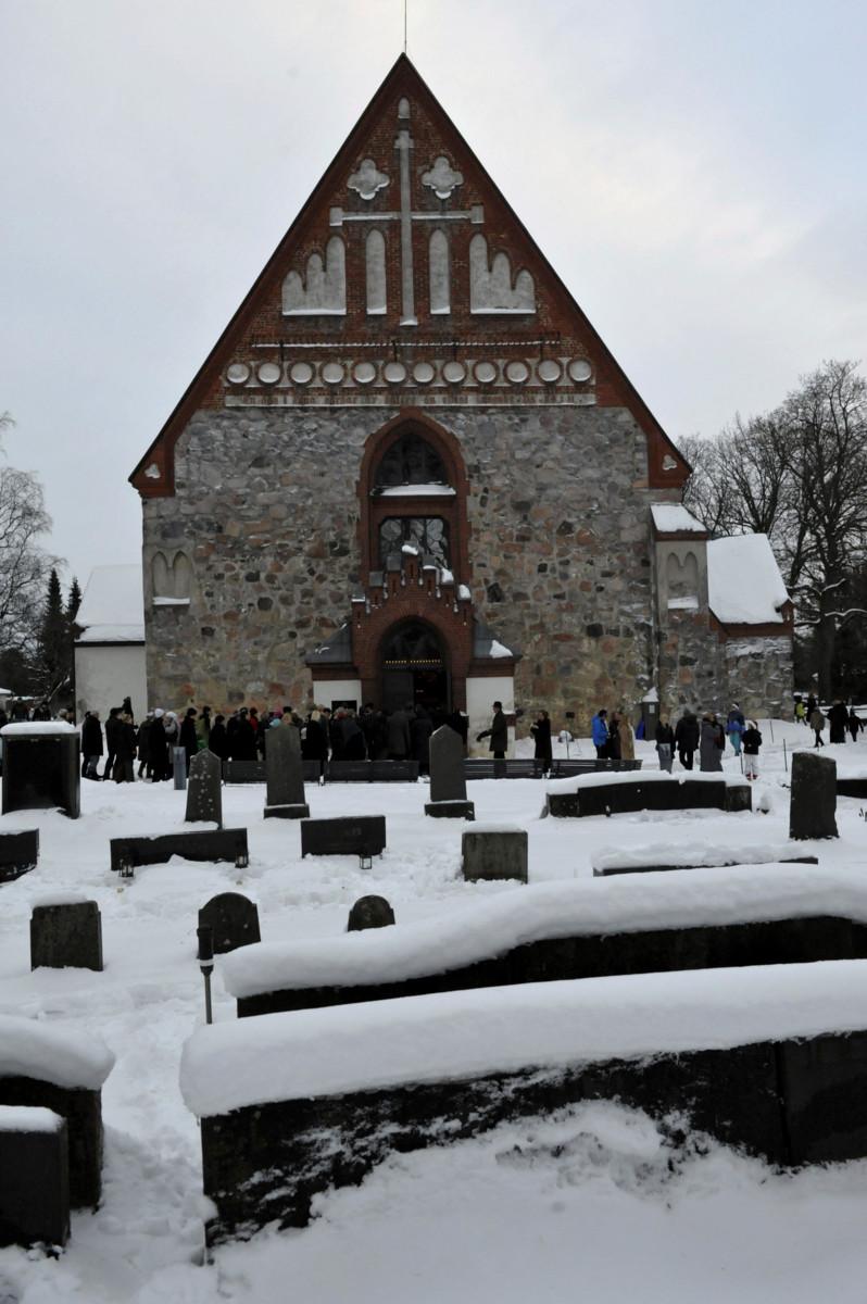 Jouluaattona vieraillaan perinteisesti hautausmailla ja kirkossa. Vantaan Pyhän Laurin kirkko vuonna 2009. Kuva: Lehtikuva / Timo Jaakonaho. 