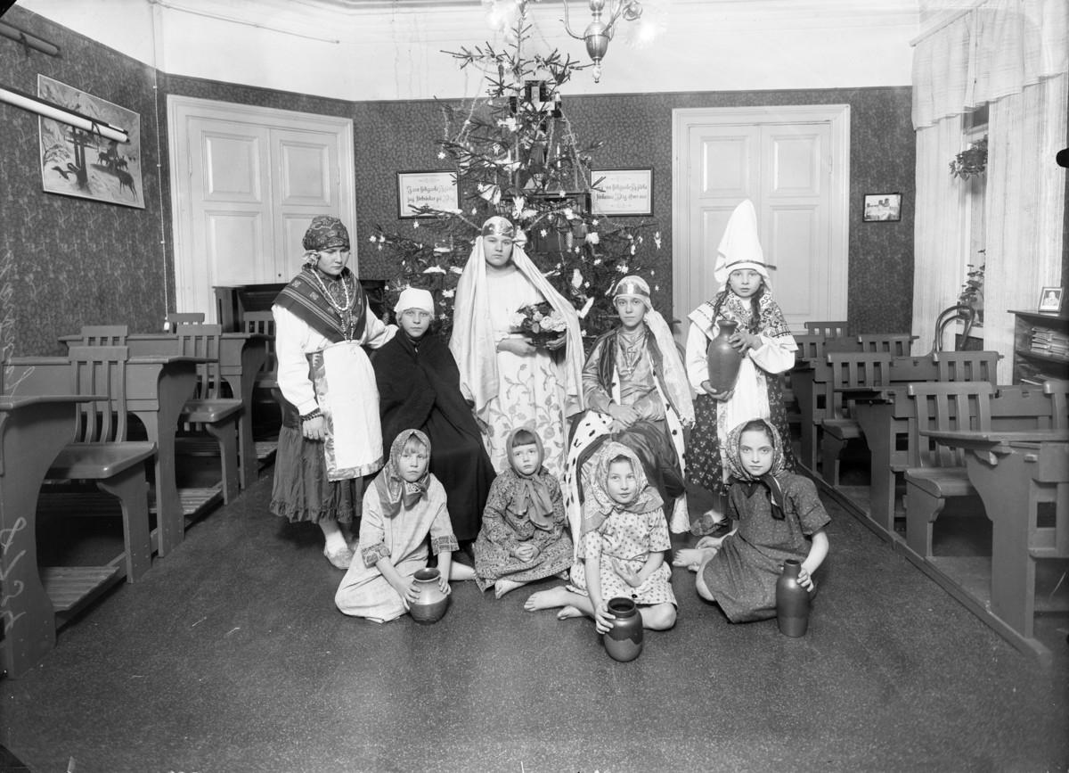 Jouluevankeliumi kansakoulun joulujuhlassa vuonna 1928. Eric Sundström / Helsingin kaupunginmuseo.