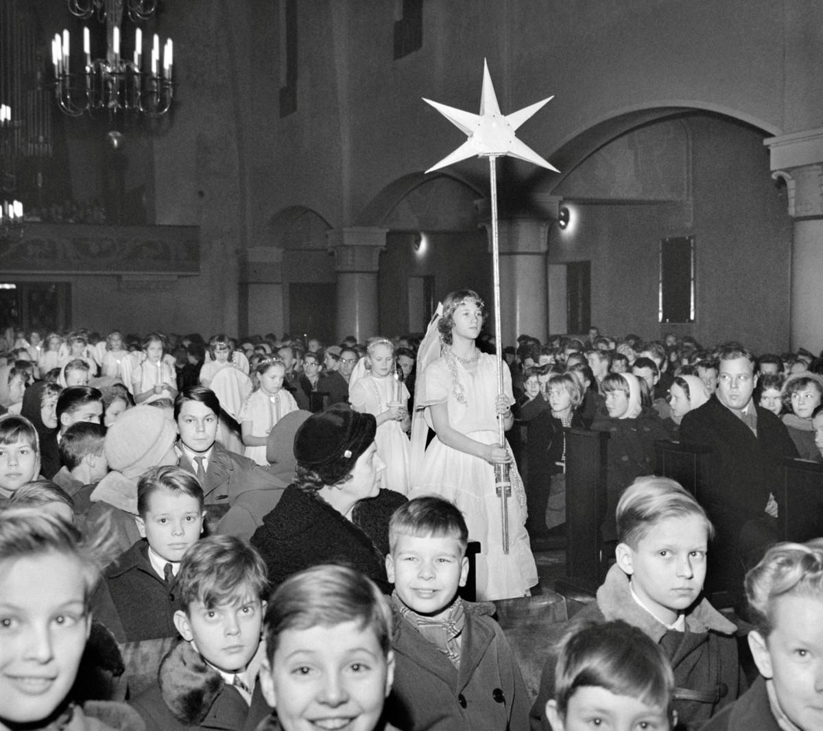 Joulukuvaelma Mikael Agricolan kirkossa Helsingissä joulukuussa 1958.