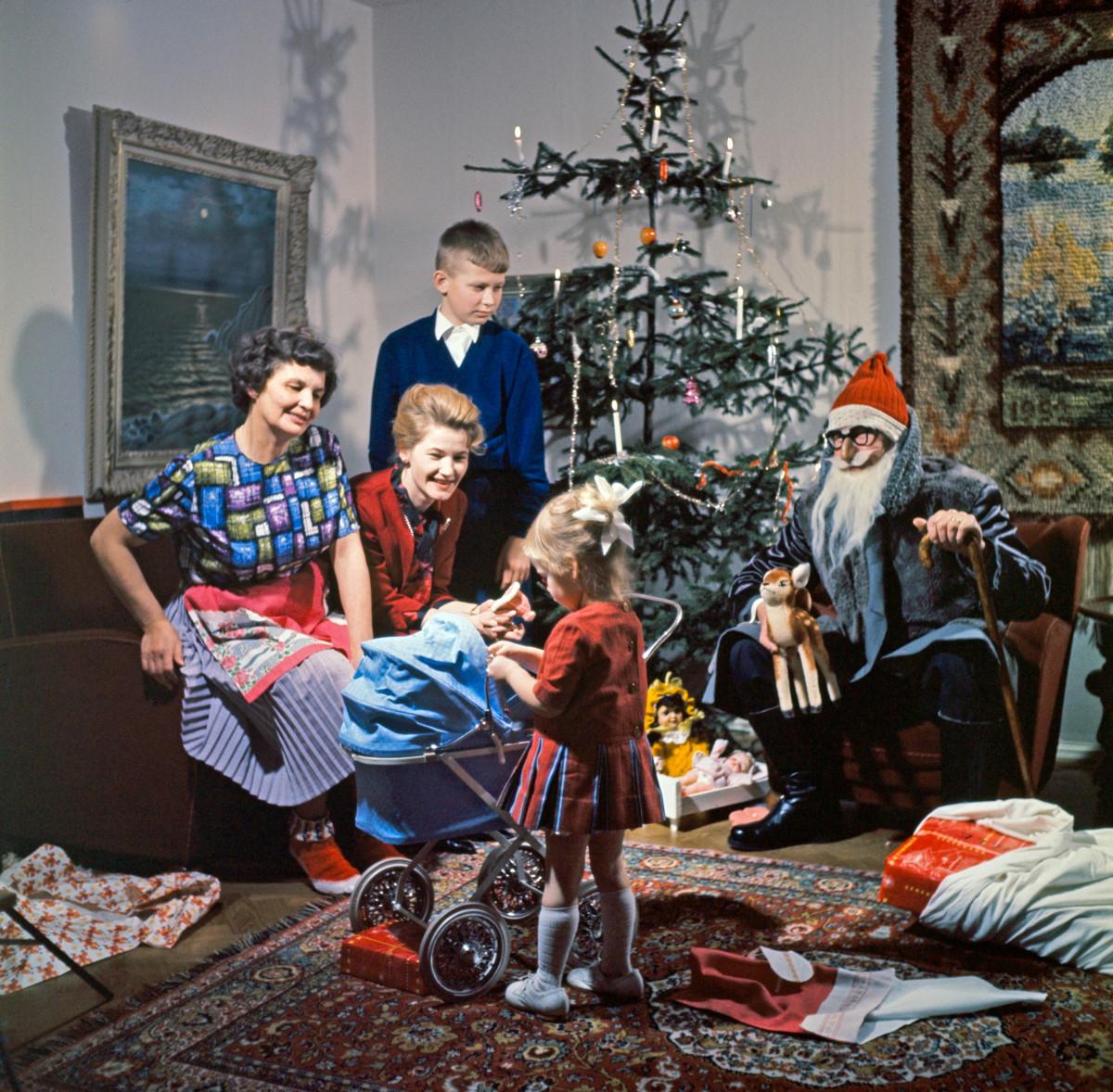 Aiemmin joulupäivä oli joulun ajan päivistä tärkein. Nykyään paino on siirtynyt jouluaattoon. Jouluaaton viettoa Helsingin Tammisalossa 1960-luvulla. Kuva: Juha Jernvall / Helsingin kaupunginmuseo