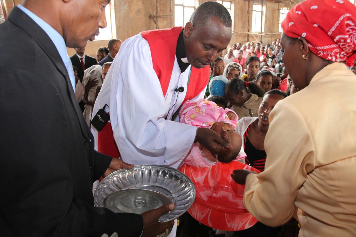 Aikaisemmin lähetystyöntekijöitä palveli yhteistyökirkoissa ruohonjuuritasolla seurakuntatyössä. Nyt paikalliset hoitavat sen itse. Tukea kaivataan sen sijaantyöntekijöiden koulutuksen kehittämiseen. Kuvassa pappi Sisay Abdeta kastaa lasta Ambon seurakunnassa Etiopiassa.