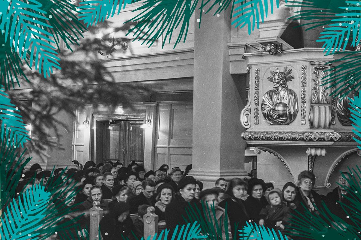 Kirkkoväkeä Vanhassa kirkossa jouluna 1952. Kuva: Pekka Kyytisen kokoelma/Museovirasto