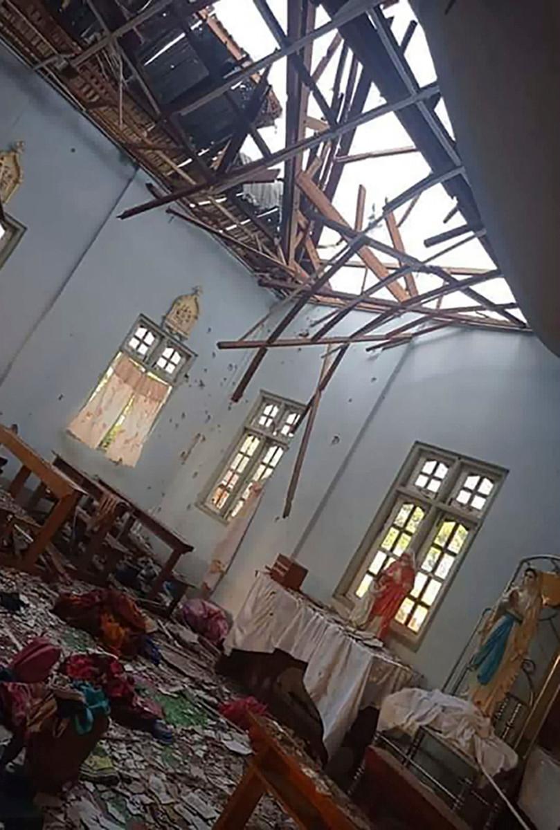 Paikallisen Kantarawaddy Timesin ottamassa kuvassa näkyy tuhoutunut kirkko, jonka sisällä neljä pakolaista sai toukokuussa surmansa Myanmarin armeijan tykkitulessa.