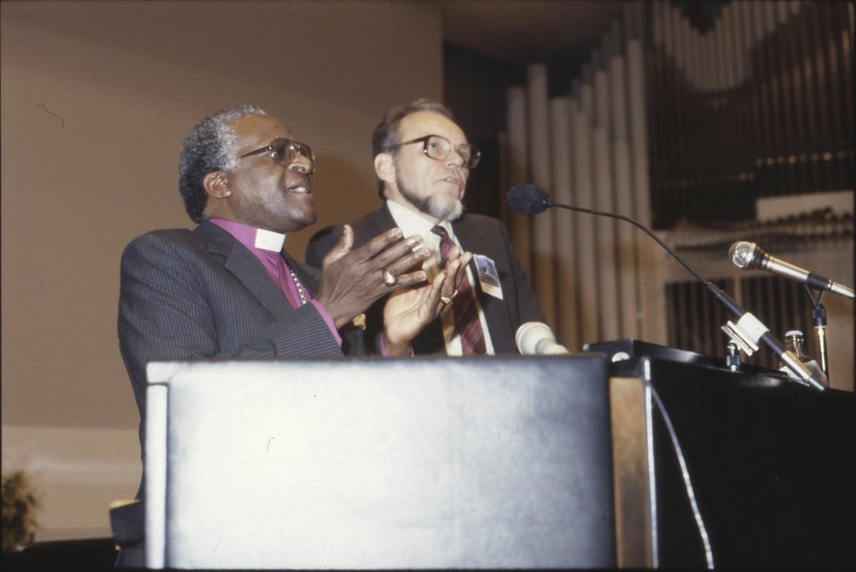 Eteläafrikkalainen arkkipiispa Desmond Tutu vieraili Kirkkopäivillä elokuussa 1987. Tulkkina toimi Hufvudstadsbladetin päätoimittaja Håkan Hellberg. Kuva: Timo Korhonen / Kirkon kuvapankki