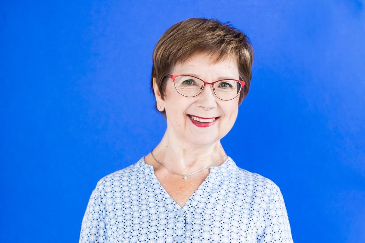 Auli Malimaan mukaan iloisuus vaatii rohkeutta ja heittäytymistä. Kuva Jonne Räsänen / Otava.