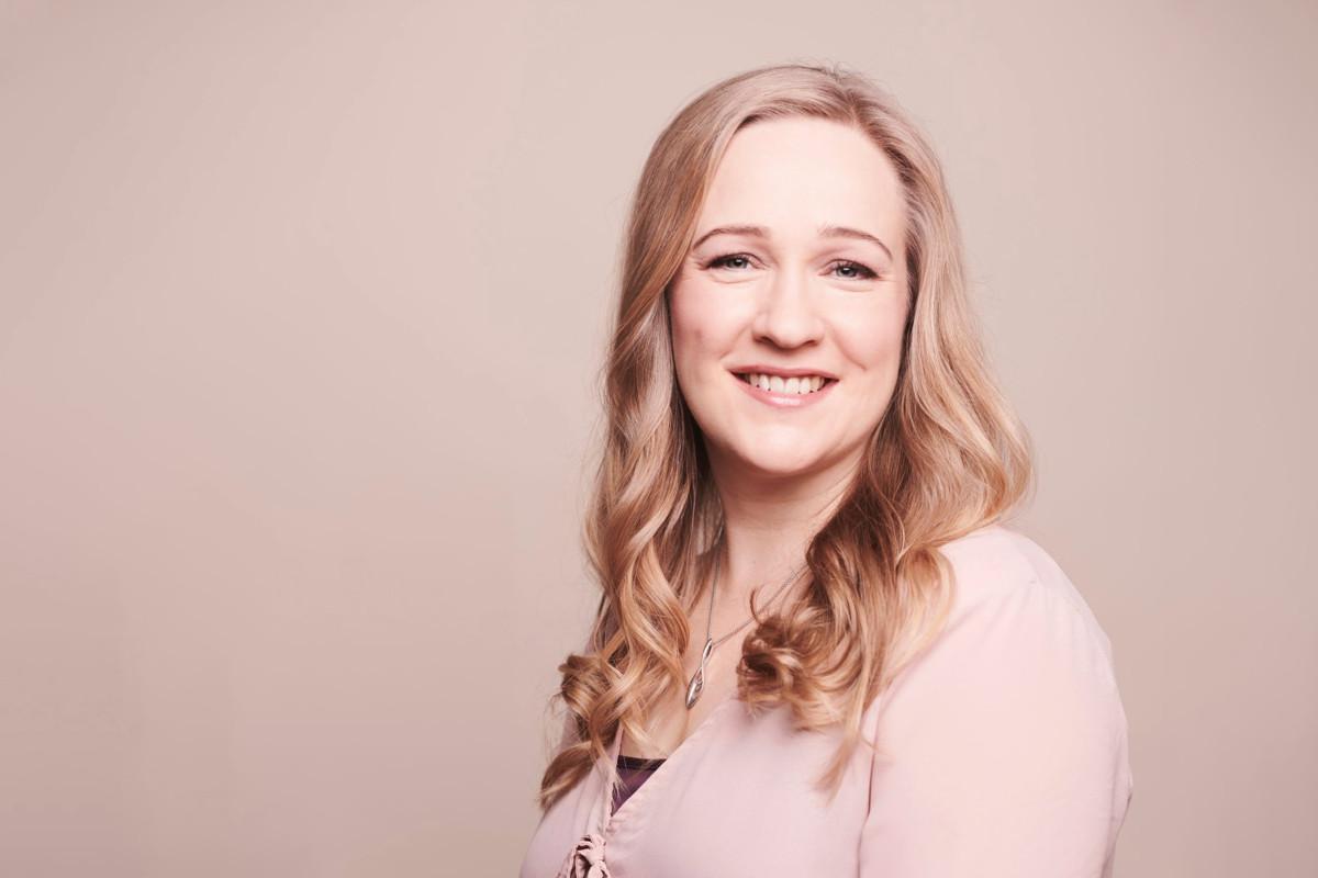 Johanna Huhtamäki on diplomi-insinööri, valmentaja ja menestystutkija. Hän kannustaa myönteiseen ajatteluun, mutta ei usko, että se onnistuu pakottamalla. Kuva: Niclas Mäkelä / Otava