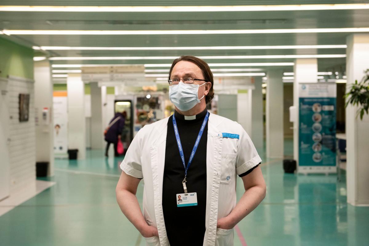 Jorvin sairaalapappi Henrik Honkanen on yksi Espoon kuudesta sairaalapapista. Hän jatkaa työtään tuttuun tapaan.