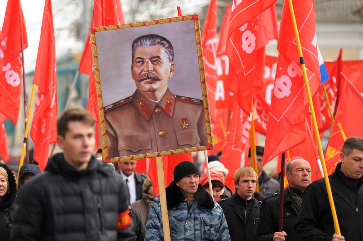 Moni Venäjällä ihailee Josif Stalinia. Hänen rikoksensa halutaan unohtaa ja muistaa häntä Neuvostoliiton mahdin levittäjänä.