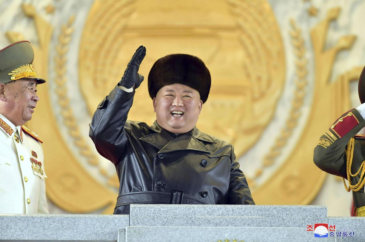 Pohjois-Korean johtaja Kim Jong-un ottamassa vastaan sotilasparaatia tammikuussa 2021. Hänestä ja maan edesmenneistä johtajista on tehty lähes jumalhahmoja, joiden kritisointia ei voi edes kuvitella. Vaalejakin pidetään, viimeksi äänestysprosentti oli 99,9.