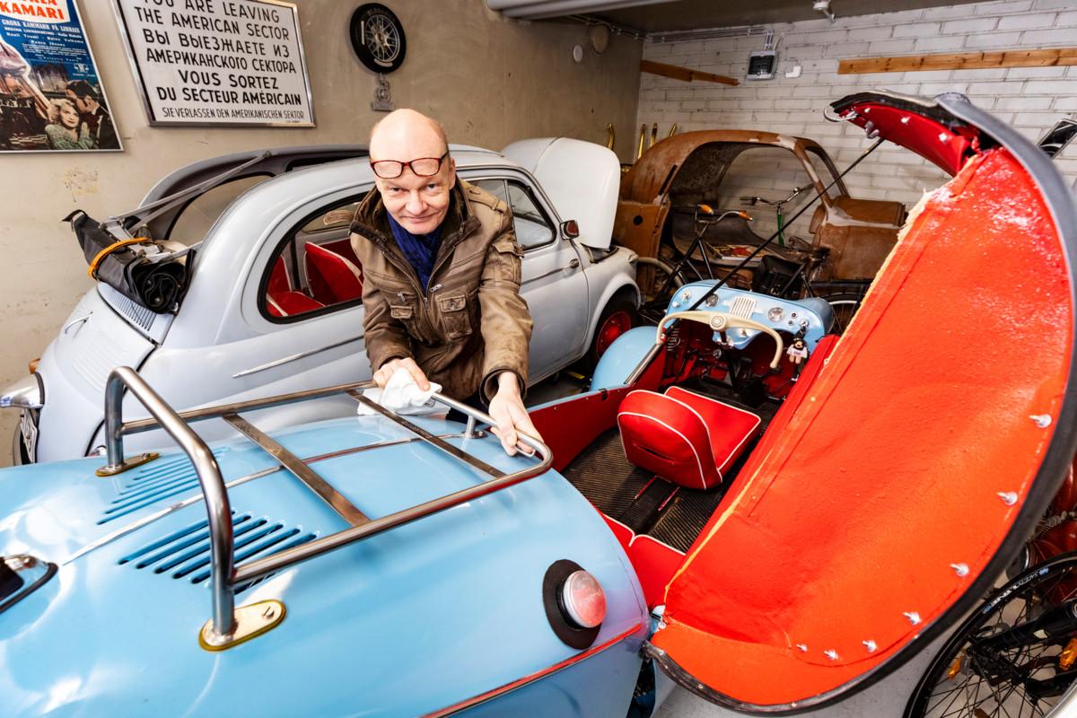 Juha Luodeslampi entisöi Messerschmitt-kääpiöautoa neljä vuotta. Seuraava projekti on taka-alalla näkyvä saksalainen Gutbrod, joka on valmistettu vuonna 1951.