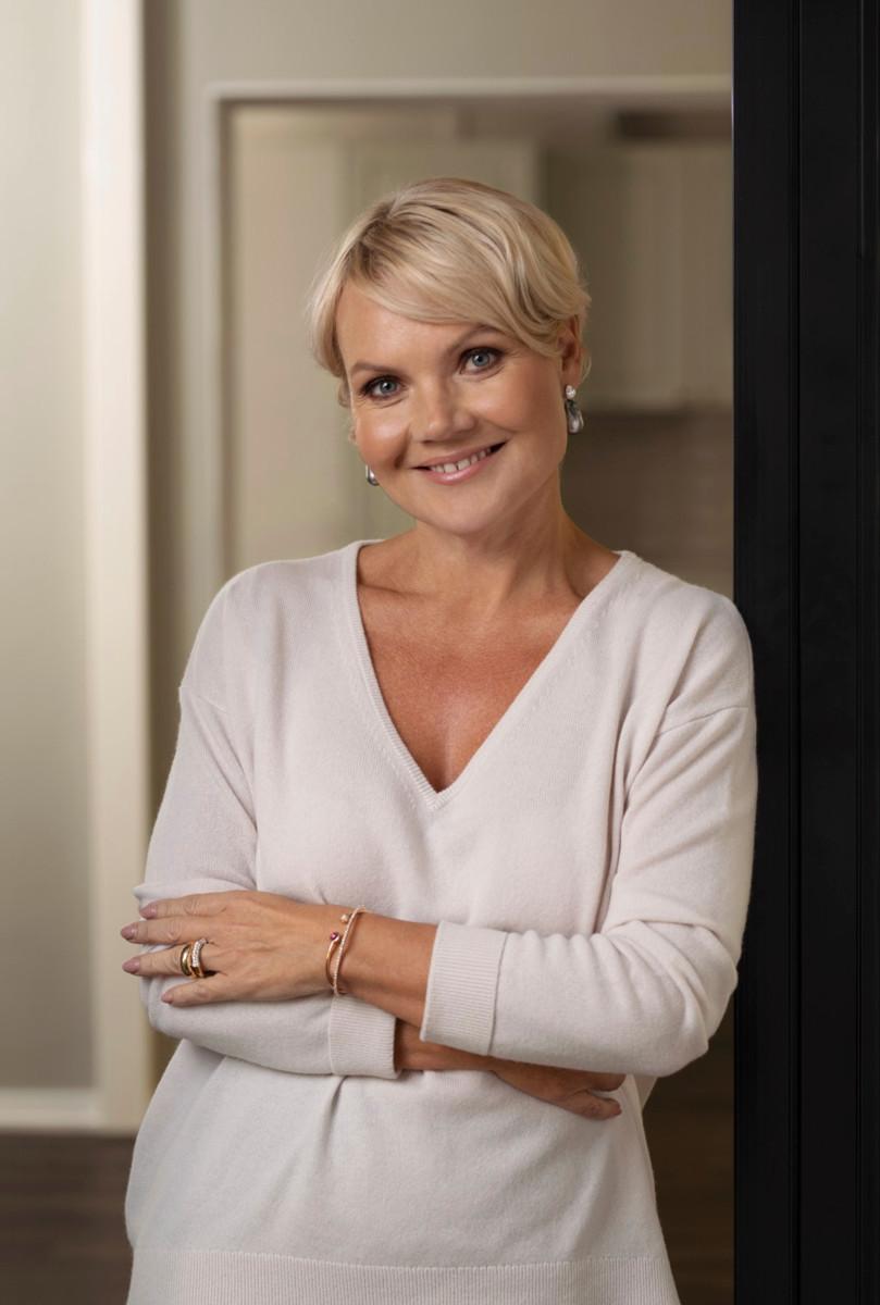 Korusuunnittelija Tina Tillanderin mukaan perinteet ovat taas nousussa. − On tavallista, että kihlasormukset hankitaan yhdessä, mutta yhä useammin nuori mies käy ostamassa sormuksen yksin ja kosii sen jälkeen. Kuva: Studio Böhm & Rontu