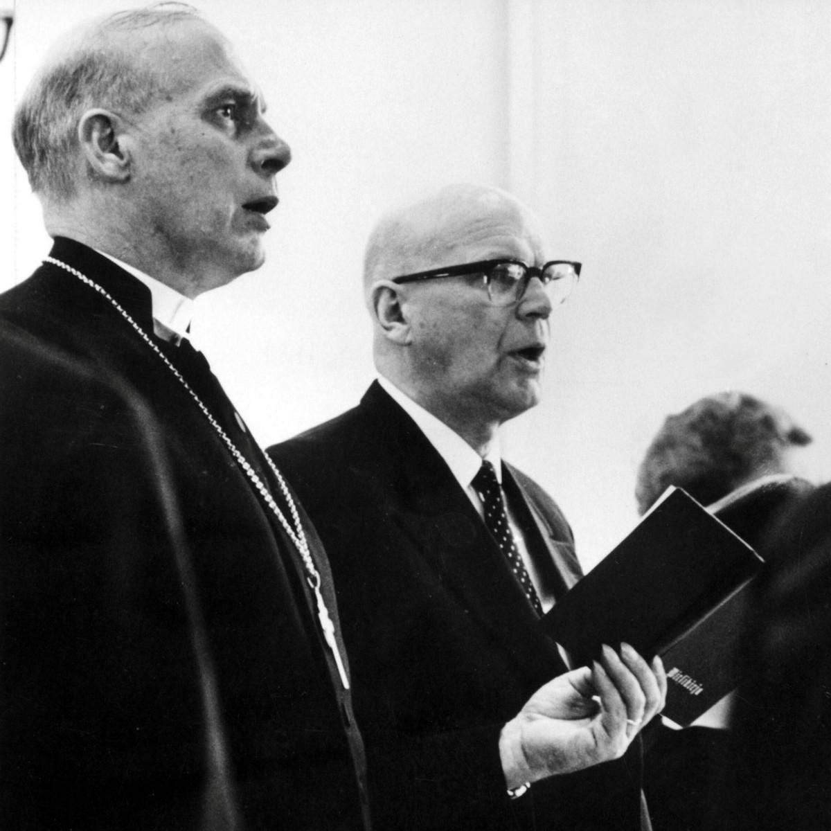Arkkipiispa Martti Simojoen virkaanastujaiset Turussa. Simojoen vierellä presidentti Urho Kekkonen. Kuva: V. K. Hietanen / JOKA / Museovirasto.