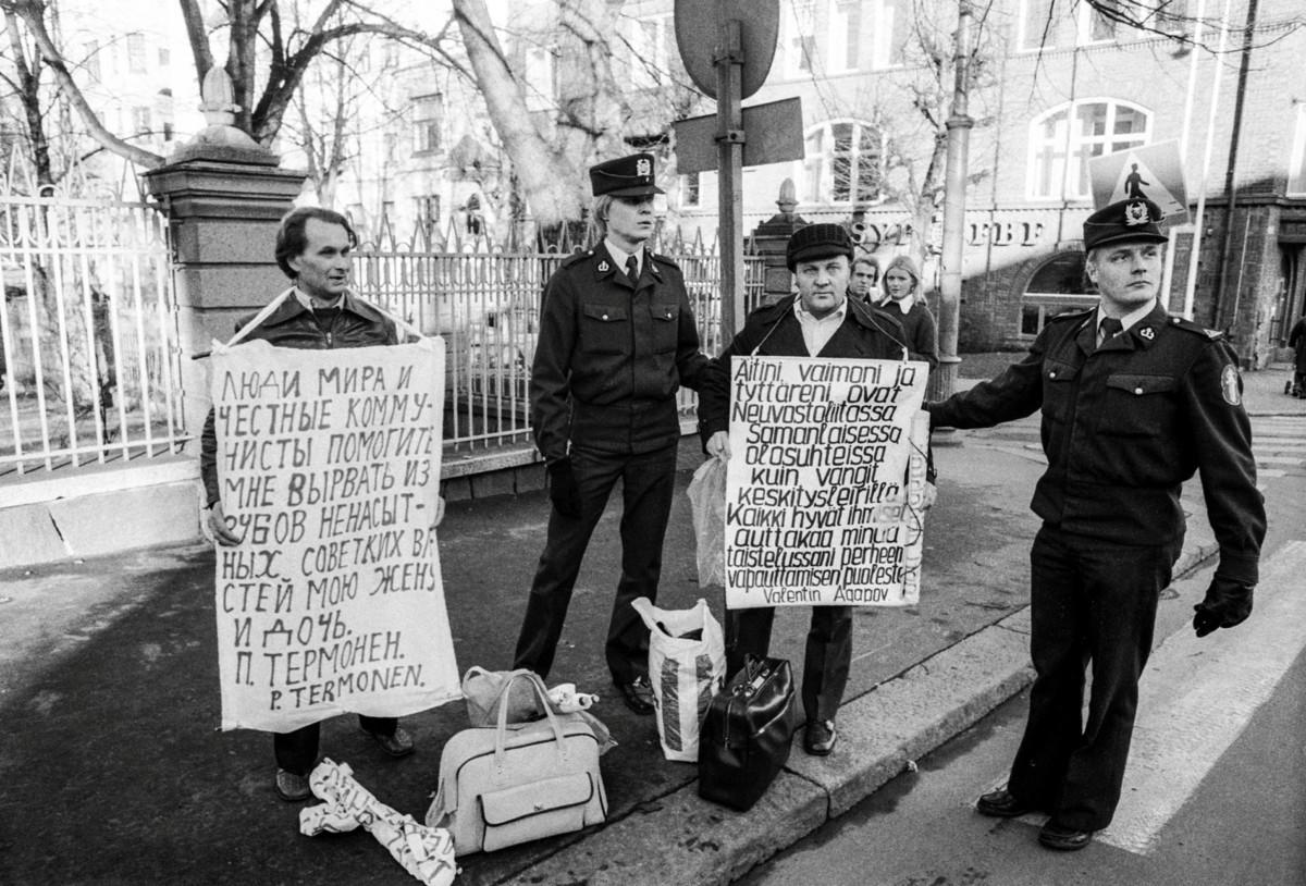 Valentin Agapov osoitti mieltään 3. marraskuuta 1978 Helsingissä Neuvostoliiton suurlähetystön edessä. Poliisit korjasivat Agapovin talteen, samoin hänen ystävänsä Pietari Termosen. Agapov passitettiin takaisin Ruotsiin, minne hän loikkasi 1974. Agapov ei ollut yrityksistään huolimatta saanut vaimoaan, äitiään eikä tytärtään luokseen Neuvostoliitosta. Kuva: Peter Jansson/Lehtikuva