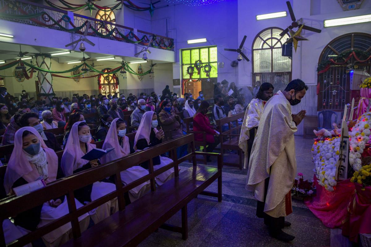 Kristittyjä joulumessussa Saint Mary -kirkossa Noidassa, New Delhin alueella. Kuva: Altaf Qadri / AFP / Lehtikuva