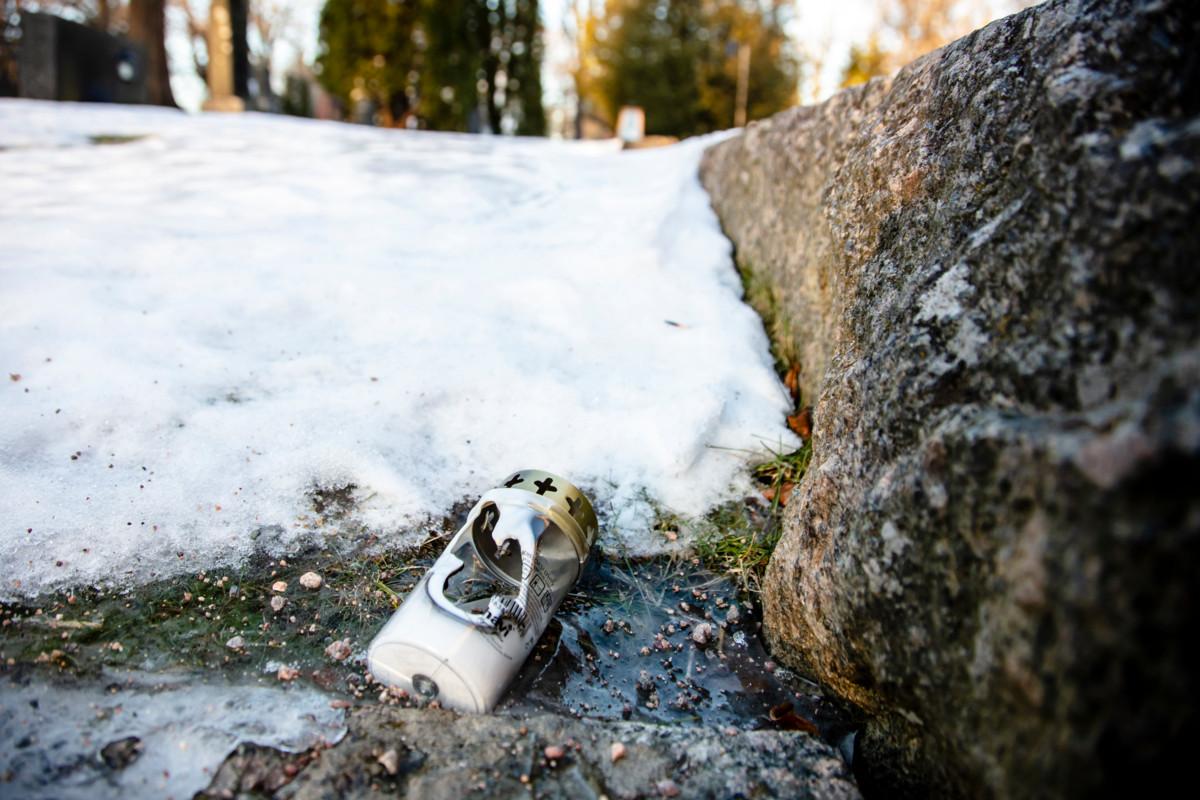 Tuuli ja linnut levittävät haudoilta kynttilöitä ympäristöön, jos niitä ei vielä jätekeräykseen.