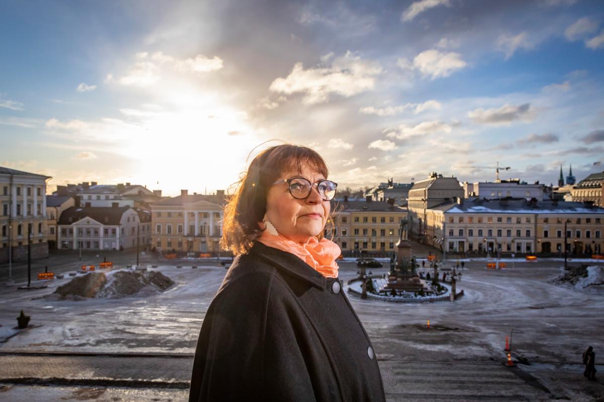 Marja Heltelä on Helsingin tuomiokirkkoseurakunnan kirkkoherra eli tuomiorovasti. Hänen mukaansa toivon sanomalle on huutava tarve pandemian ja sodan uhan keskellä.