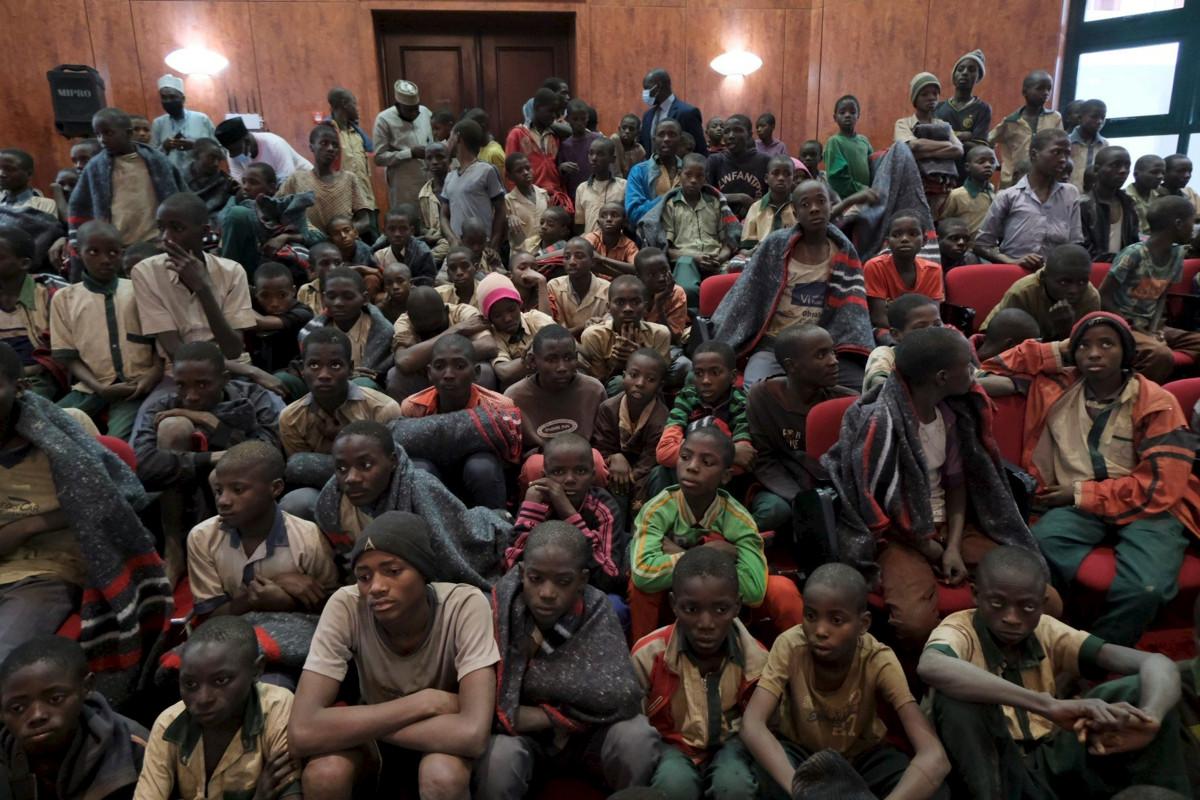 Boko Haram on vuosien ajan kidnapannut joidenkin arvioiden jopa tuhansia koululaisia vuosien mittaan, joukossa muun muassa poikia, joista koulutetaan lapsisotilaita. Kuvan koulupojat vapautettiin viime joulukuussa. Kuva: Lehtikuva / AFP 