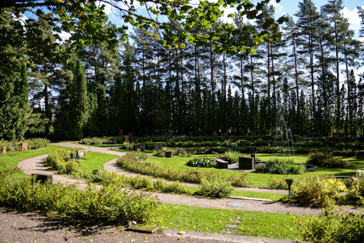 Malmin hautausmaalle otetaan eniten kausityöntekijöitä. Kuva: Maija Saari