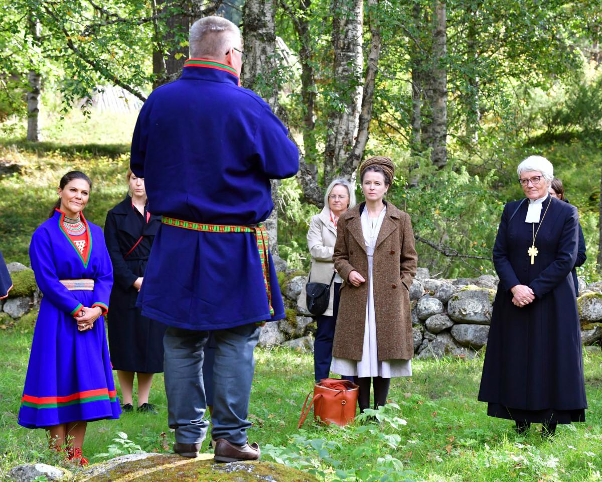 Suomessa lipereitä käyttävät yleensä vain miespuoliset papit, mutta Ruotsissa niitä käyttää myös arkkipiispa Antje Jackelén (oikeassa reunassa). Kuva tilaisuudesta vuodelta 2019, johon osallistui myös mm. kruununprinsessa Victoria. Kuva: Jonas Ekströmer / TT / Lehtikuva