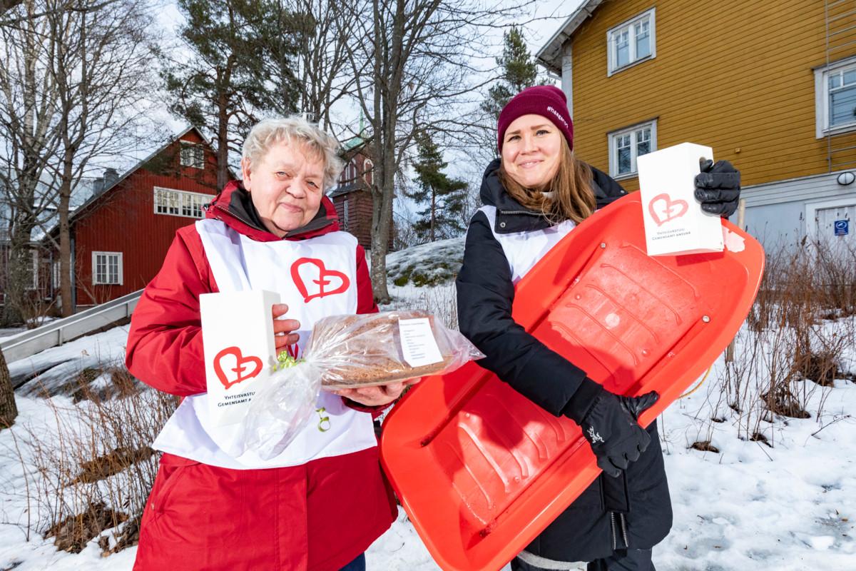 Marjut Mulari (oik.) on Haagan seurakunnan tämän vuoden keräyspäällikkö. Anita Liimatainen on puolestaan seurakuntaneuvoston keräyskuningatar, joka leipoo kymmenittäin suosittuja maustekakkujaan eli pippurikakkuja myytäväksi Yhteisvastuun hyväksi.