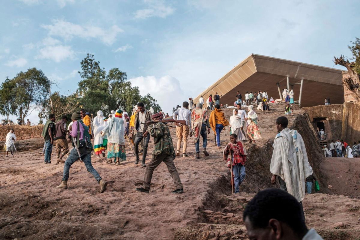Amharan militiamiehet kävelivät pyhiinvaeltajien joukossa Lalibelassa tammikuun alussa, kun Etiopiassa vietettiin Etiopian kalenterin mukaista joulua. Hallituksen joukot ottivat Tigrayan-joukoilta takaisin historiallisen kaupungin, joka on kuuluisa kallioon hakatuista kirkoistaan. 