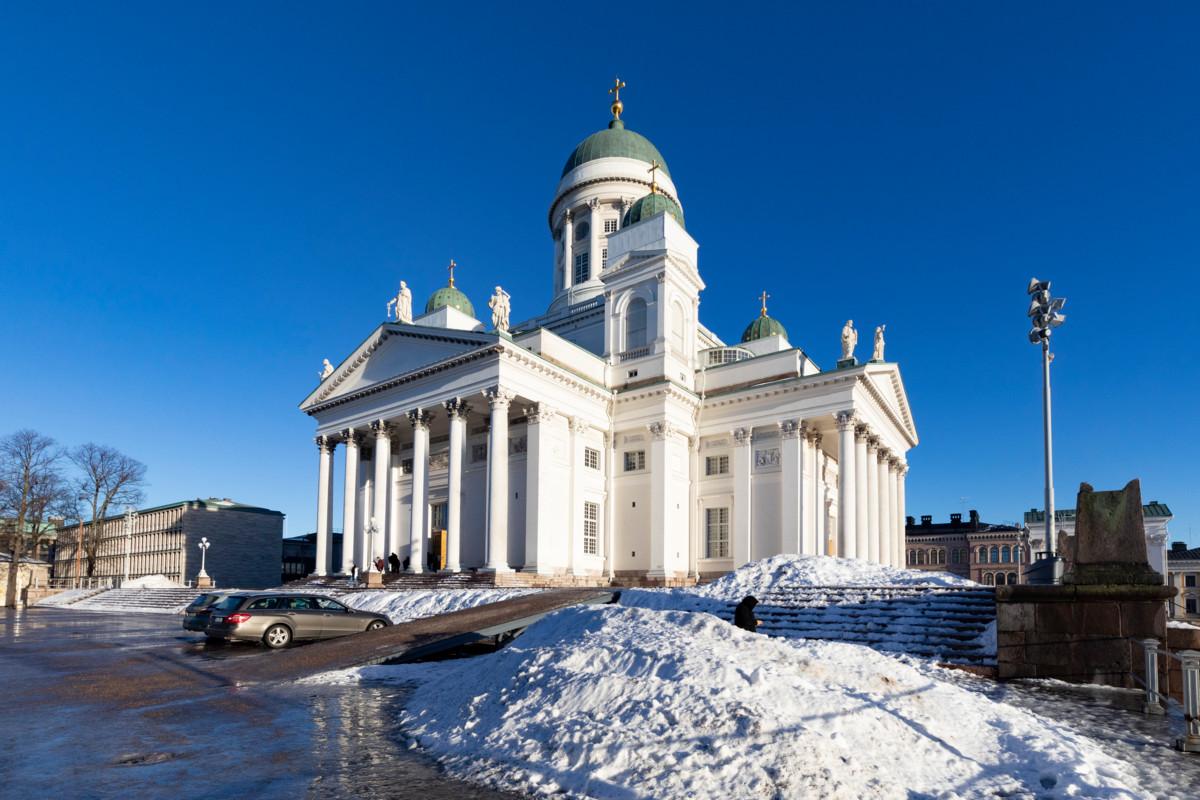 Helsingin tuomiokirkossa pidetään paljon tilaisuuksia, jotka palvelevat koko Helsinkiä.