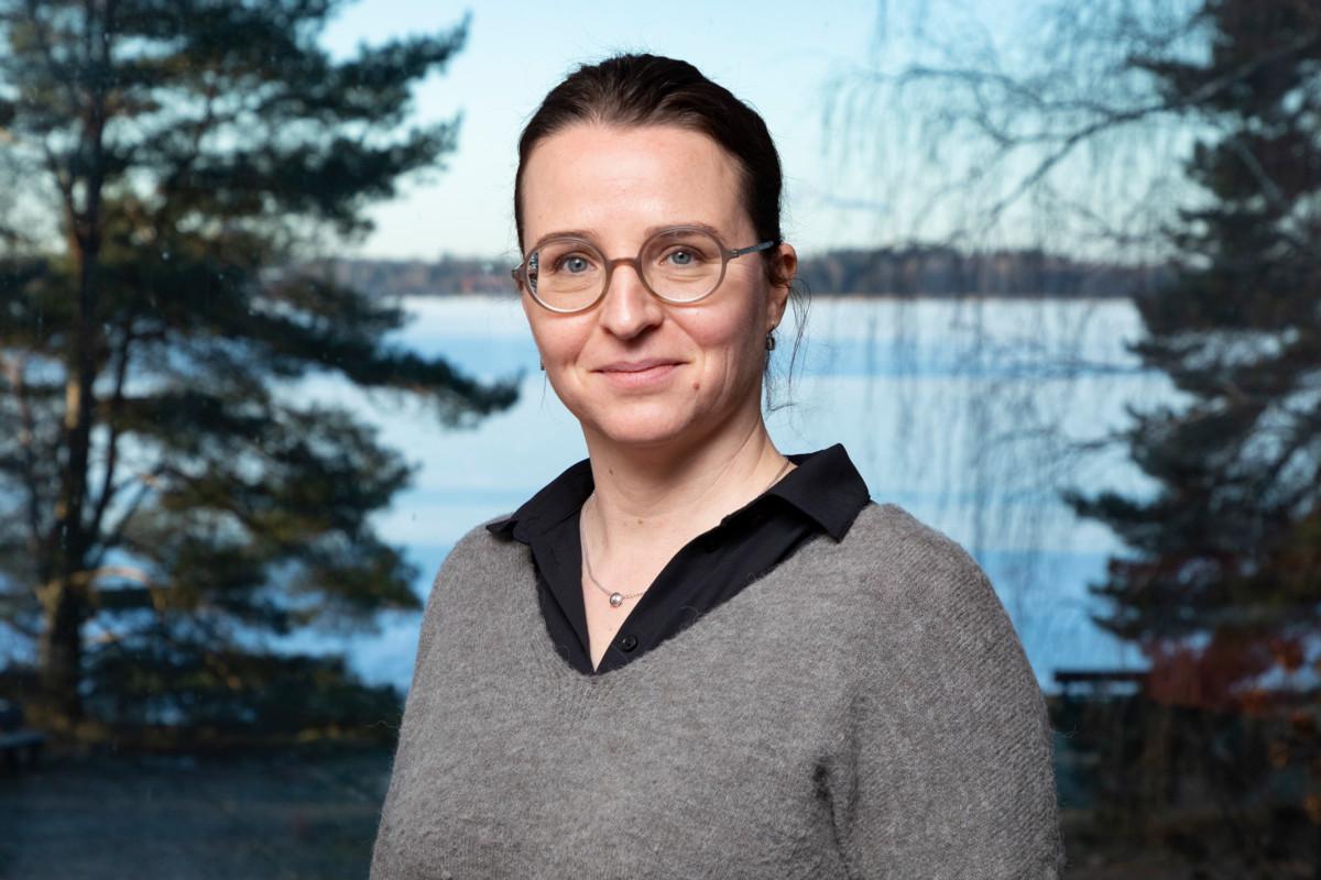 – Jollakin taholla pitäisi olla kokonaisvastuu nuorten mielenterveyspalvelujen järjestämisestä, mutta laki ei sano tarkasti, kenen vastuulla asia on, ylilääkäri Laura Häkkinen sanoo.
