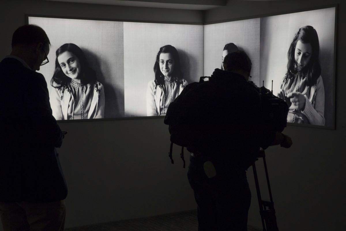 Toimittajia ottamassa kuvia Anne Frankin kuvista hänestä kertovassa museossa Amsterdamissa.