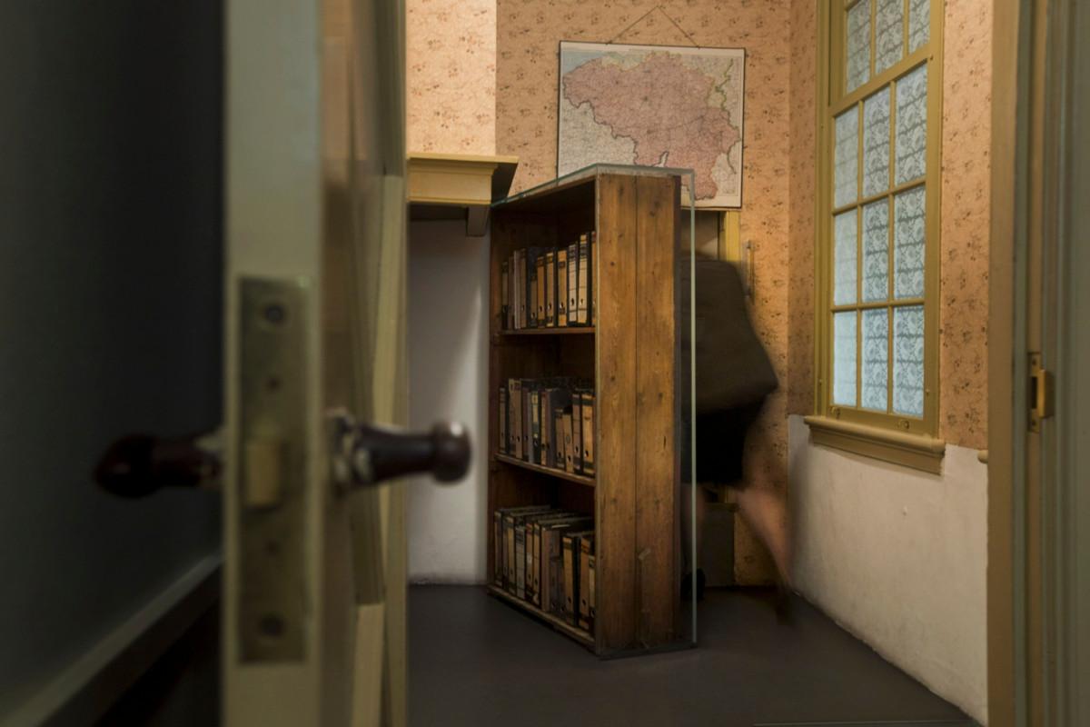Anne Frankin perhe piileskeli salaisessa lisäsiivessä, jonka ovi ole piilotettu kirjahyllyn taakse. Talo toimii nykyisin museona. Kuva: AP/Lehtikuva