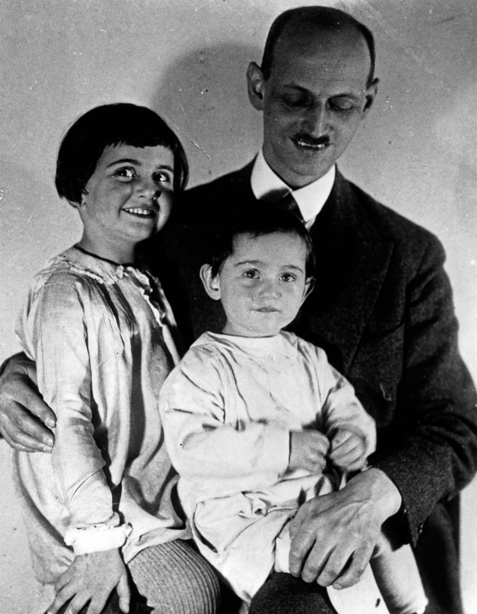 Otto Frank tyttäriensä Margot ja Annen kanssa.Kuva: ImagoImagesStock/Lehtikuva