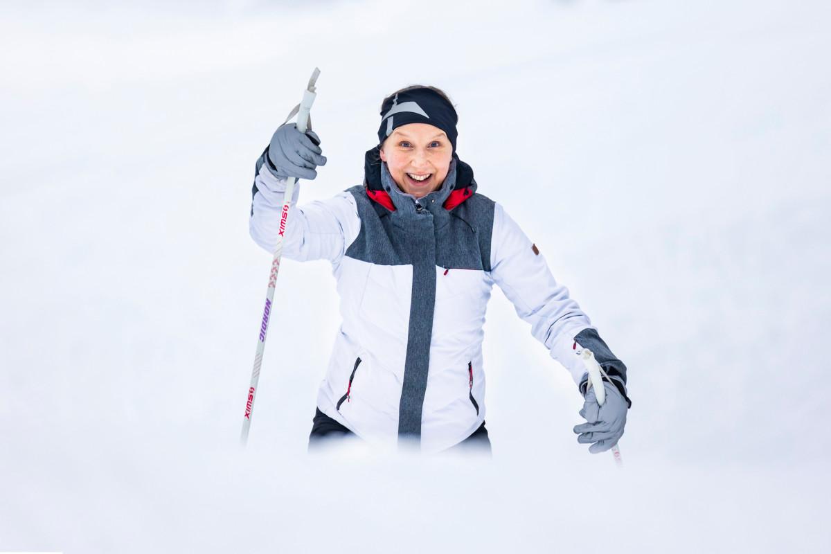 Heidi Salminen lupaa osallistua Yhteisvastuukeräykseen sekä hiihtämällä että juoksemalla.