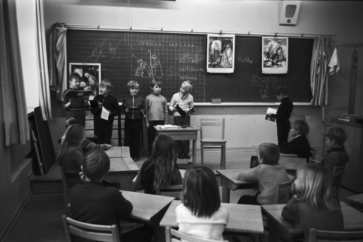 Uskonnonopetuksen tehtävä erkaantui vähitellen kirkon kasteopetuksesta. Kuva Maunulan kansakoulun oppitunnilta vuodelta 1971.