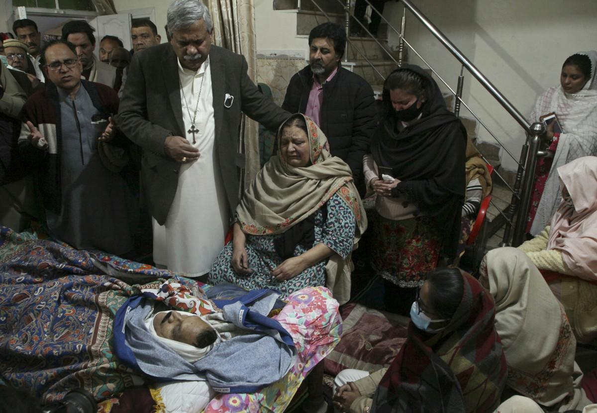 Omaiset surevat murhattua pappia William Sirajia Peshwarissa Pakistanissa sunnuntaina 30. tammikuuta.