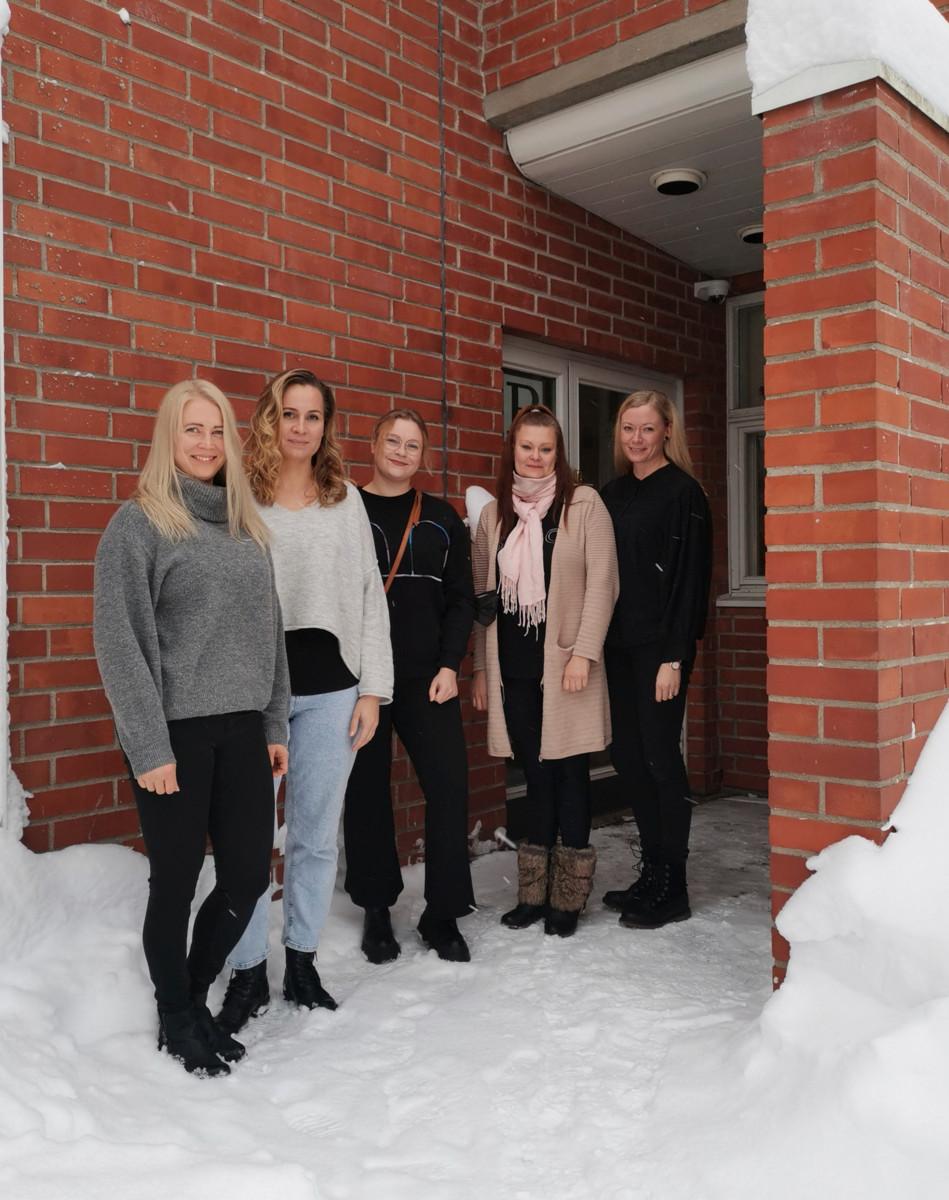 Mira Mustonen, Mirva Nahkuri, Pauliina Ainasoja, Tarja Kuronen ja Terhi Haapimaa tarjoavat keskusteluapua Rekolan kirkolla.