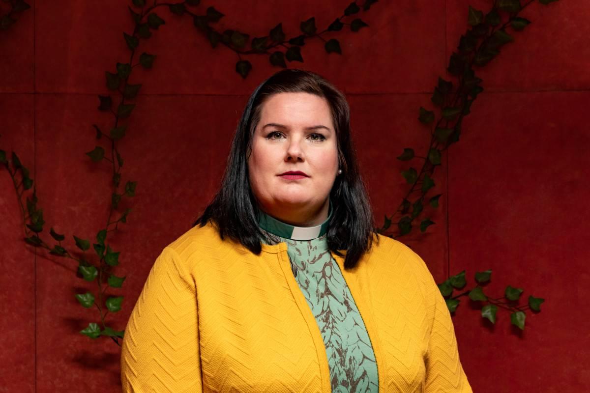 Mitä diakoniatyöntekijä tekee? Oulunkylän seurakunnan diakoni Tarja Lindfors tiivistää toimenkuvansa puolileikillään näin: – Olen juristi, ekonomi, sairaanhoitaja ja terapeutti.