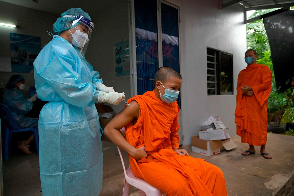 Buddhalaismunkkeja rokotettiin koronaa vastaan Phnom Penhissä vuoden 2021 elokuussa. Tuolloin Kambodžassa ryhdyttiin rokottamaan nuoria 12–17-vuotiaita. Kuva: Tang Chhin Sothy / AFP-Lehtikuva