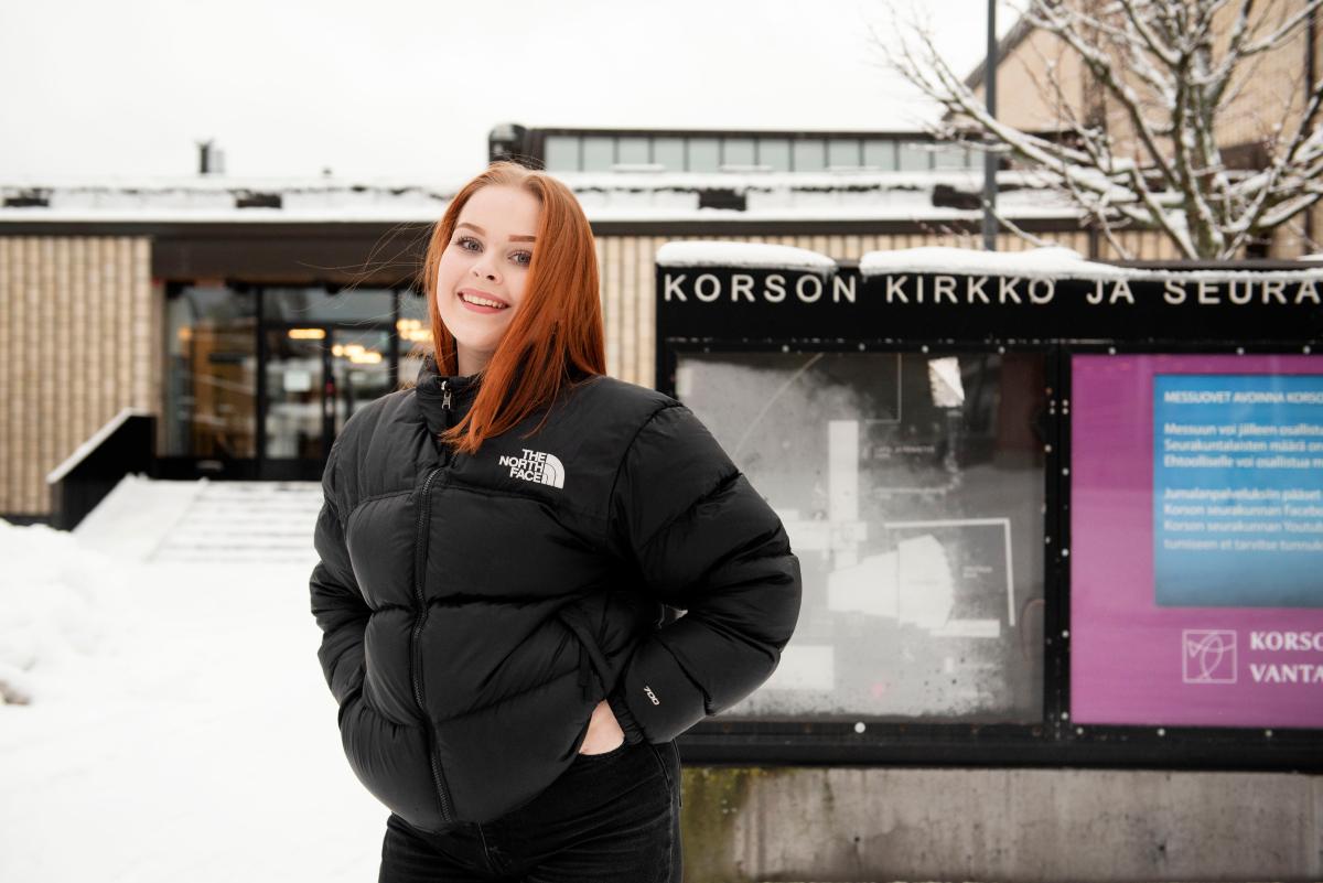 Ysiluokkalainen Matilda Heikkinen pääsi nuorten vaikuttajaryhmän kautta esittämään kysymyksiä piispa Teemu Laajasalolle, joka kävi Korsossa tekemässä piispantarkastuksen.