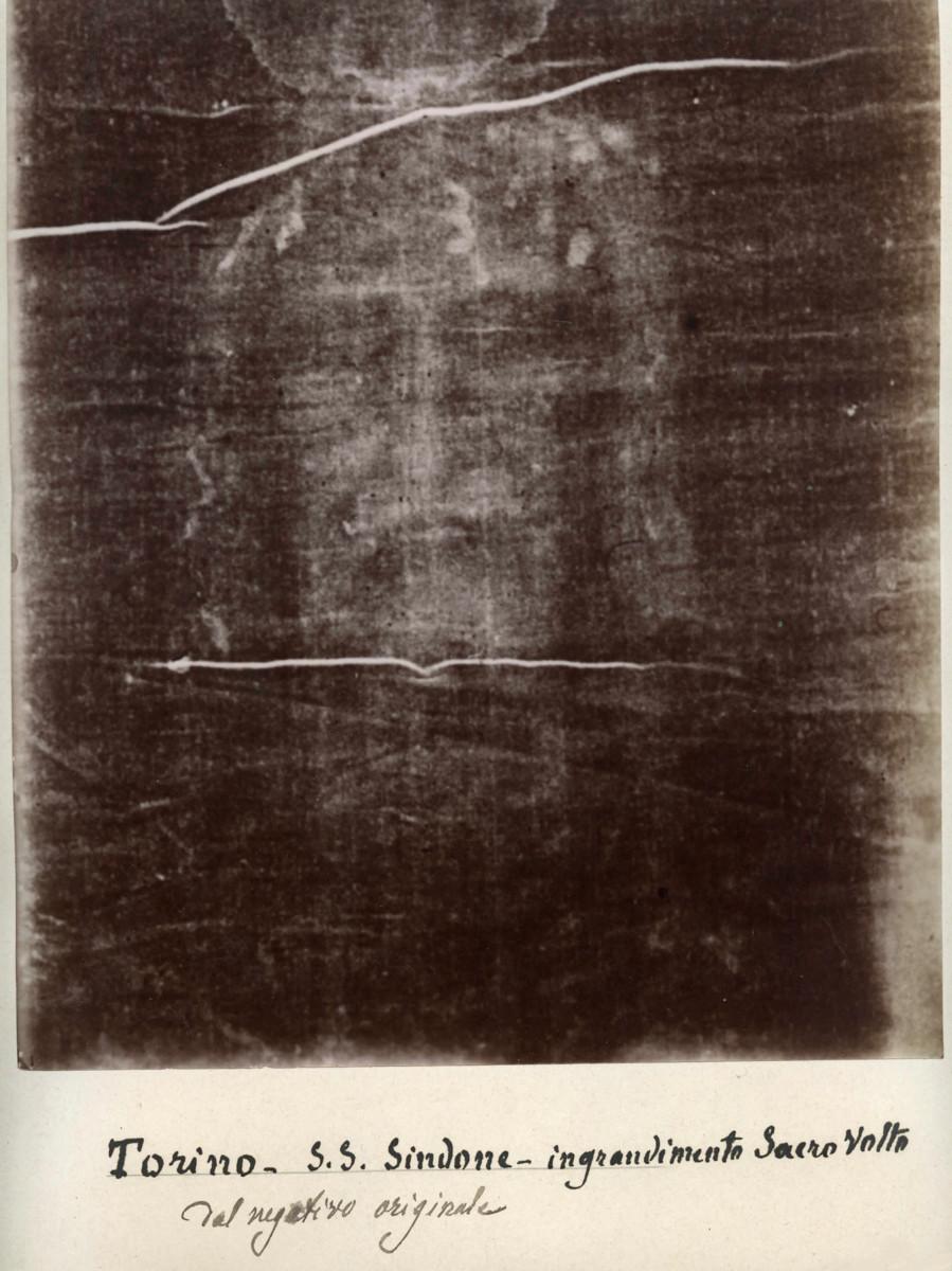 Jotkut uskovat, että Torinon käärinliinassa ovat Jeesuksen kasvot ylösnousemuksen hetkellä. Todennäköisesti käärinliina on kuitenkin keskiajalta peräisin oleva väärennös. Secondo Pian valokuva liinasta on vuodelta 1898. Kuva: Wikimedia Commons.