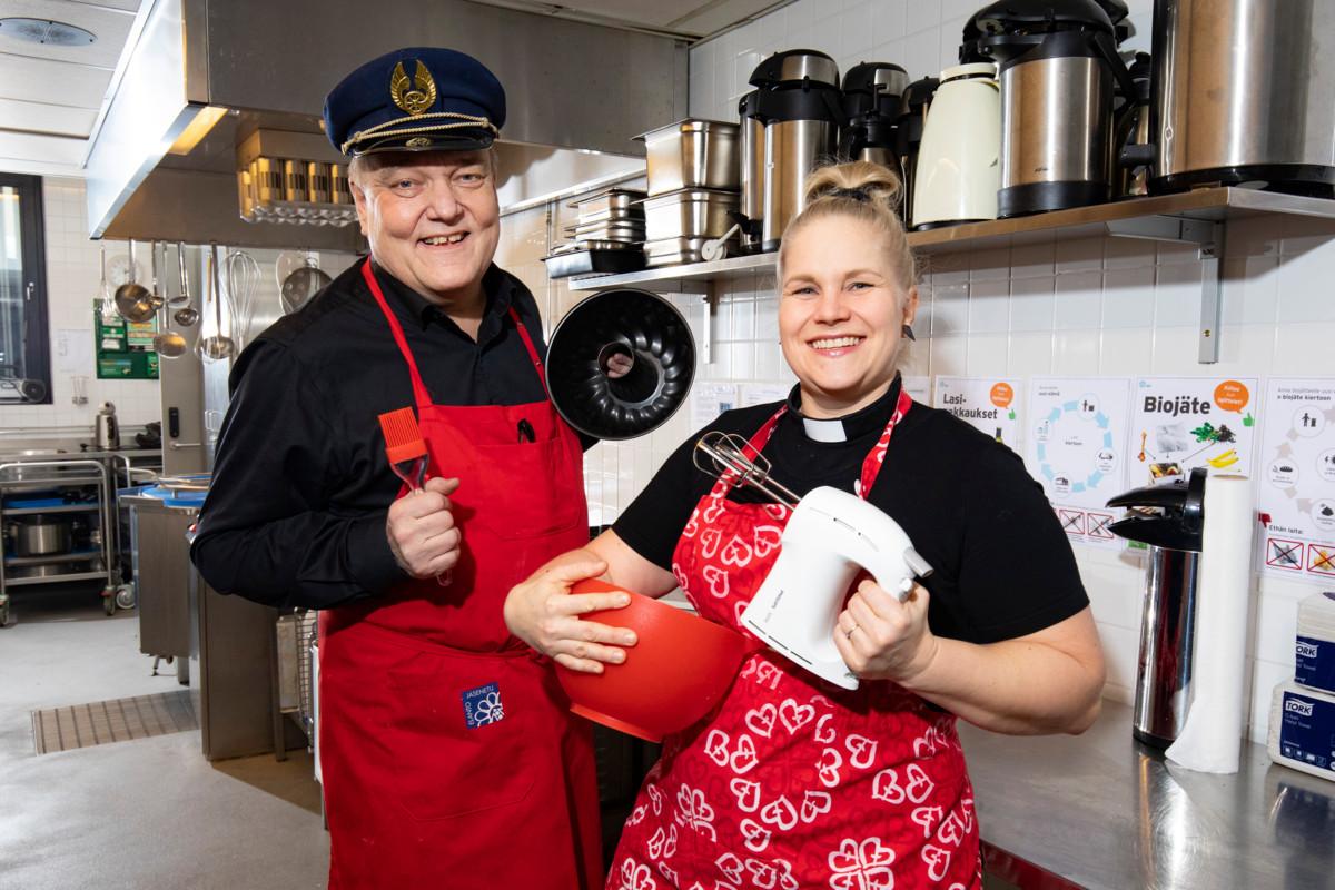 Visa Tammi ja Mari Mäkelä ovat valmiita taistoon. Jos Korson Yhteisvastuukeräyksen tilille lahjoitetaan esimerkiksi 200 euroa, voittaja leipoo joko 200 laskiaispullaa tai 200 kakkupalaa.