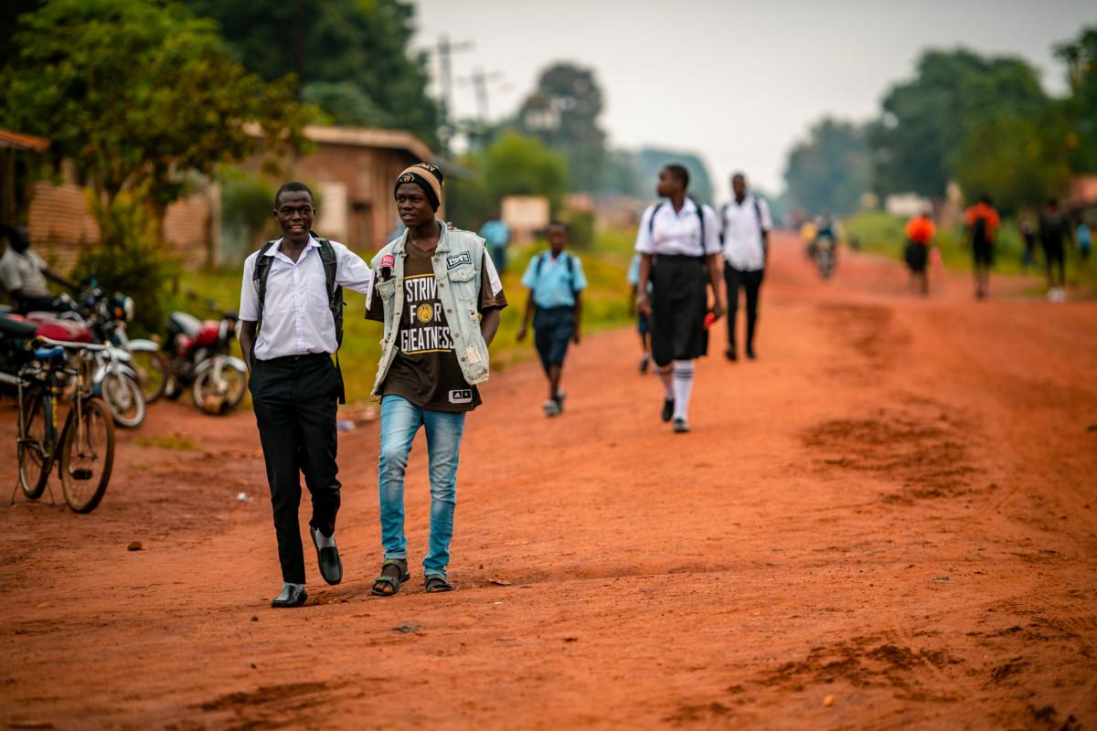 Samuel Ayki ja hänen ystävänsä Peter (vas.) kävelemässä kouluun. Koulupuvuista näkee kuka on koulussa ja kuka ei.