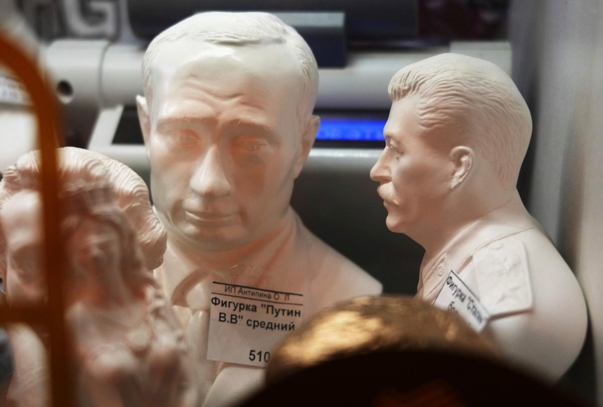 Pietarilaisessa kaupassa oli tammikuussa myynnissä Vladimir Putinin ja Josif Stalinin rintakuvia. Dmitri Lovetsky/AP/Lehtikuva. 