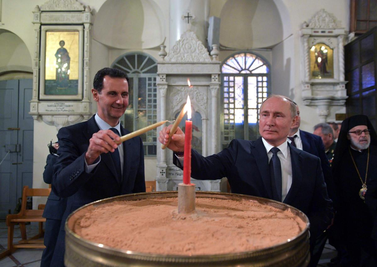 Syyrian presidentti Bashar al-Assad ja Venäjän presidentti Vladimir Putin sytyttivät tammikuussa 2020 kynttilät katedraalissa Damoskoksessa. Venäjä on tukenut Syyrian hallintoa sisällissodassa, ja perustellut sitä myös kristinuskon puolustamisella. Syyria oli jo Neuvostoliiton liittolainen. Kuva: Alekxey Duzhinin/AFP/Lehtikuva.