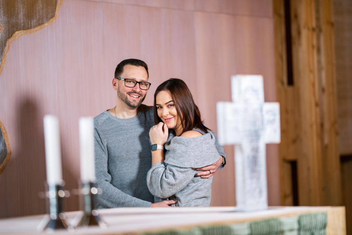 Kurt Främling ja Minttu Rauvonen sanovat ”tahdon” Viikin kirkossa 22.2.2022.