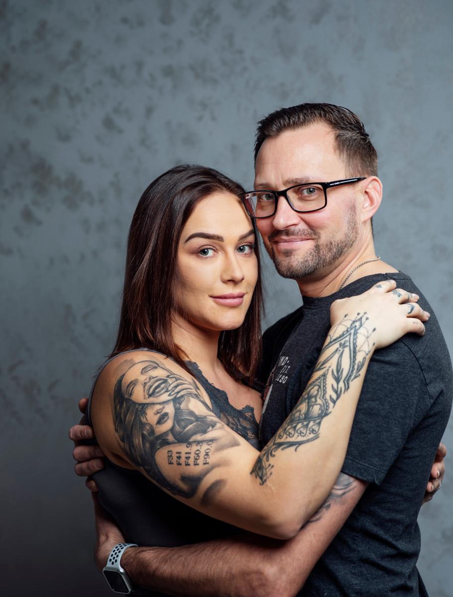 – Olen tottunut aiemmissa suhteissani myrskyyn ja maailmanloppuun, mutta Kurtin kanssa on tyyntä ja tasapainoista, Minttu Rauvonen sanoo.