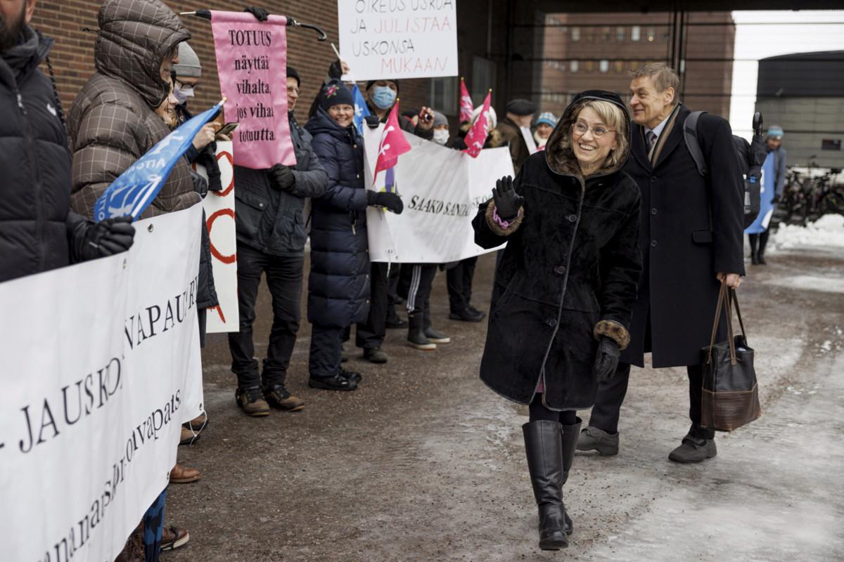 Päivi Räsänen ja hänen puolisonsa Niilo Räsänen tervehtivät tukimielenosoittajia Helsingin käräjäoikeuden edessä 14. helmikuuta 2022. Mielenosoittajia oikeustalon edessä oli joitakin kymmeniä.